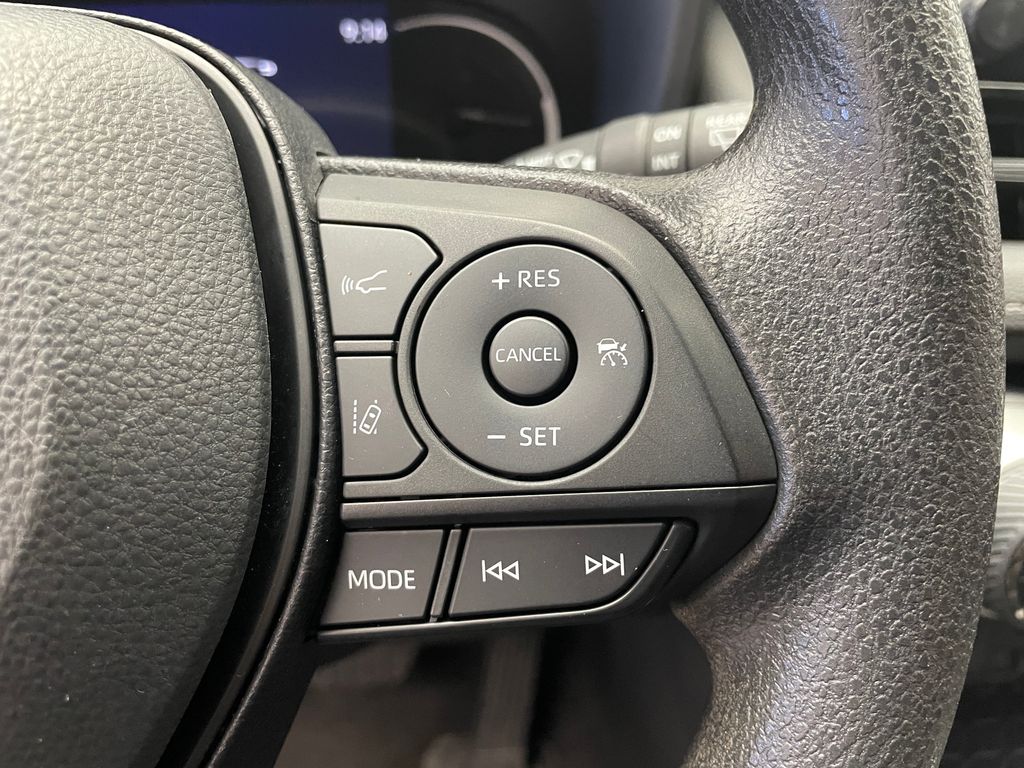 2023 Toyota RAV4 XLE 23