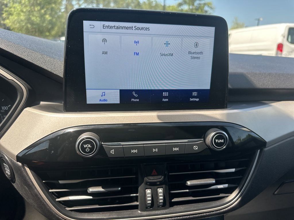 2022 Oxford White Ford Escape SE FWD SUV