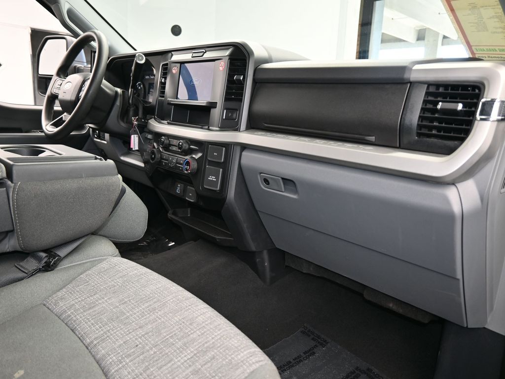 Used 2025 Oxford White Ford XLT image 47