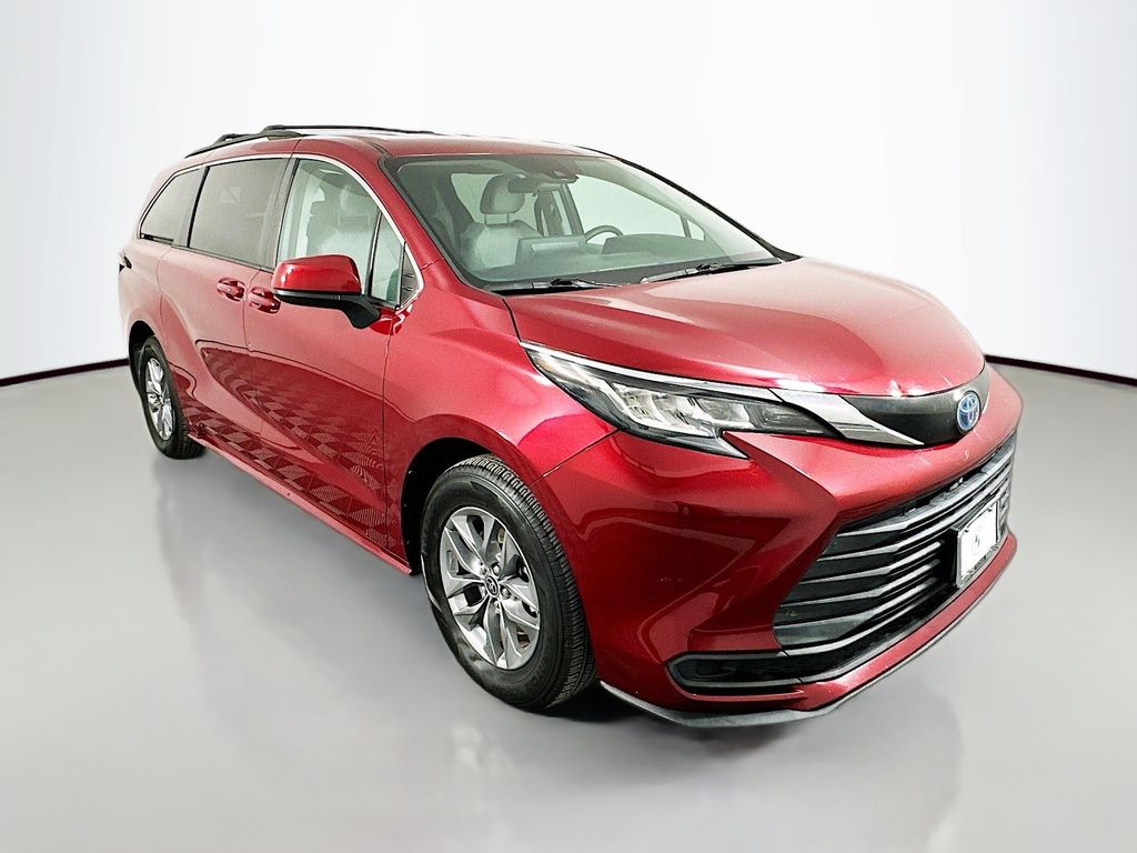 2022 Toyota Sienna LE 3