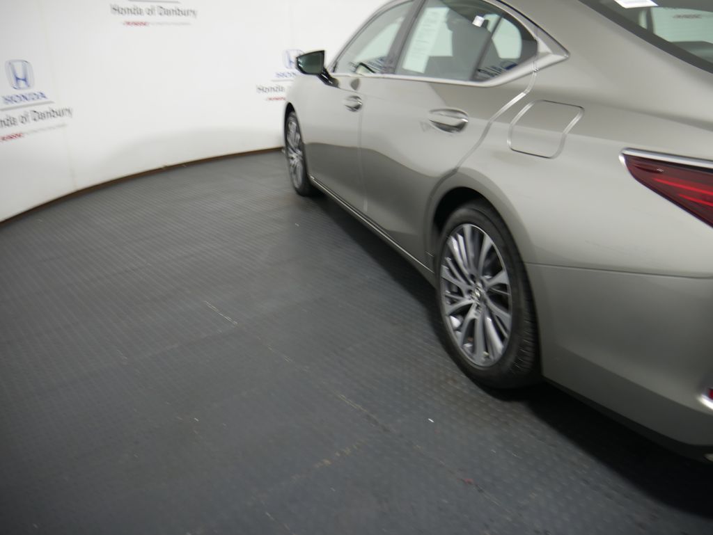 Thumbnail: 2021 Lexus ES - 11