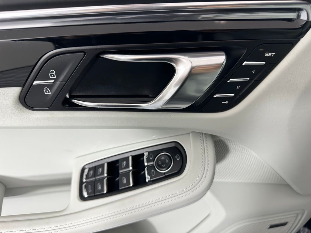 Thumbnail: 2026 Porsche Macan - 17