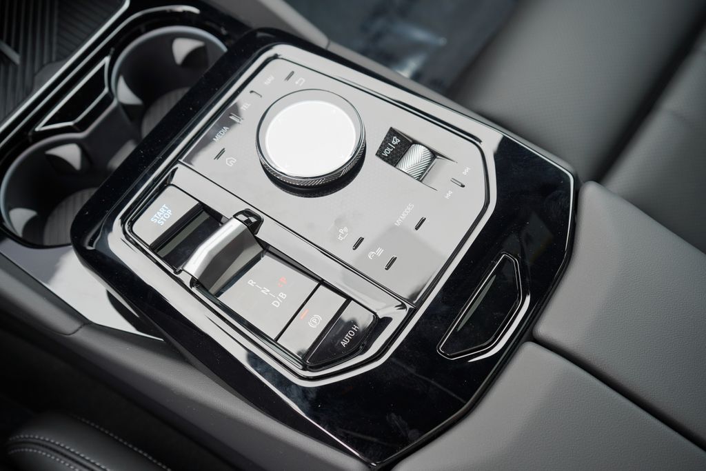 Thumbnail: 2026 BMW i5 - 18