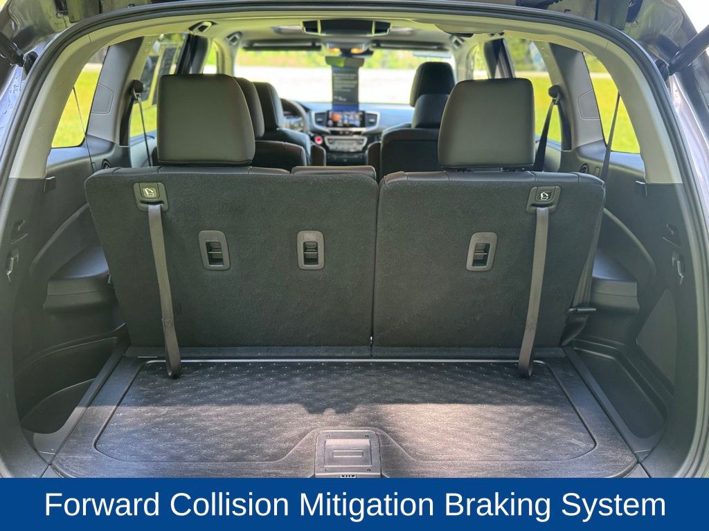 2020 Honda Pilot Touring w/Rear Captain's Chairs