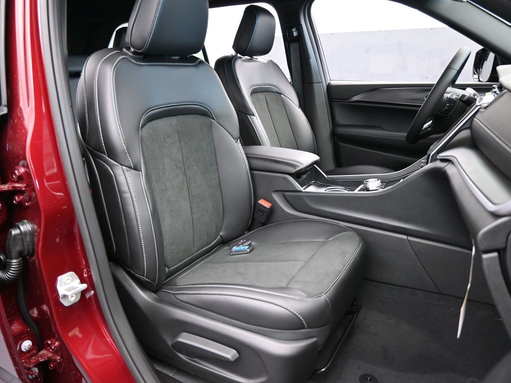 New 2025 Velvet Red Pearlcoat Jeep Laredo image 40