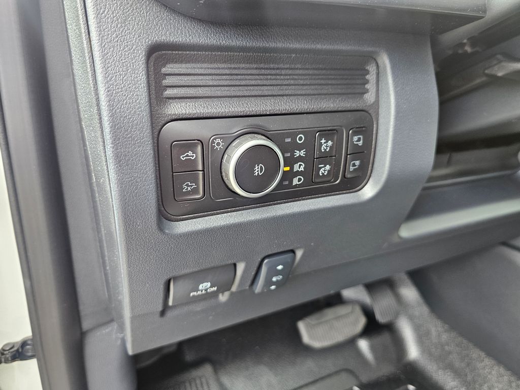 New 2025 White Ford Lariat image 28