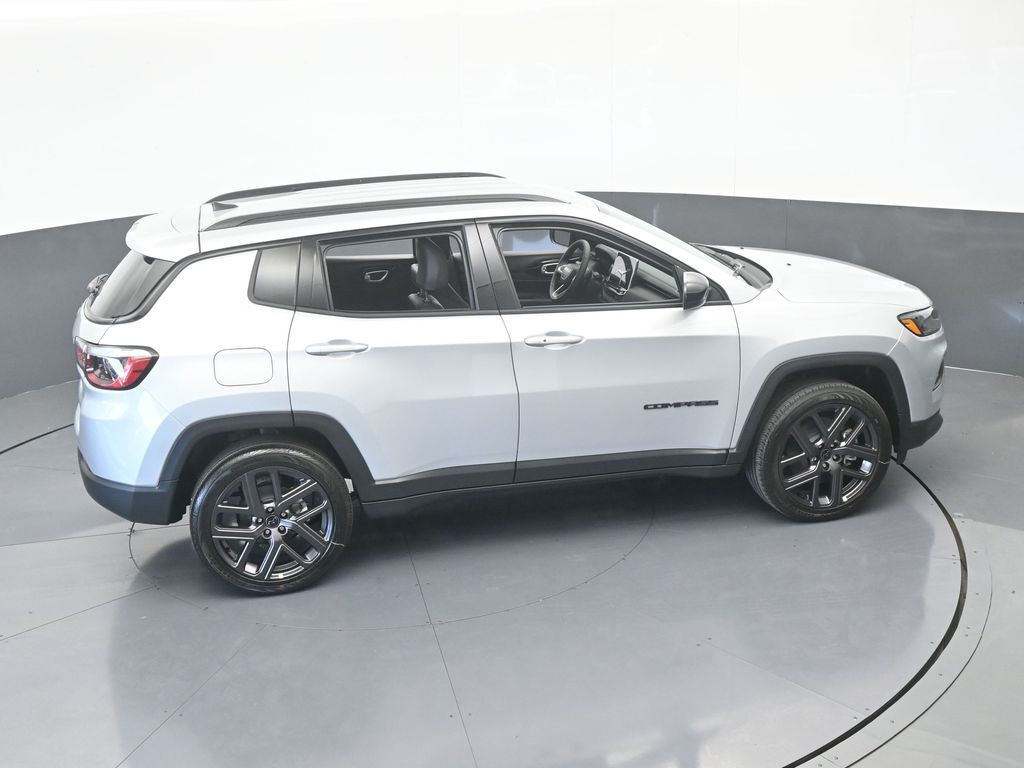 New 2026 silver zynith metallic clearcoat Jeep Latitude image 48