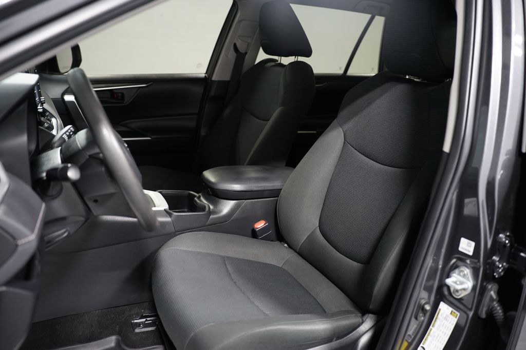 2022 Toyota RAV4 LE 24