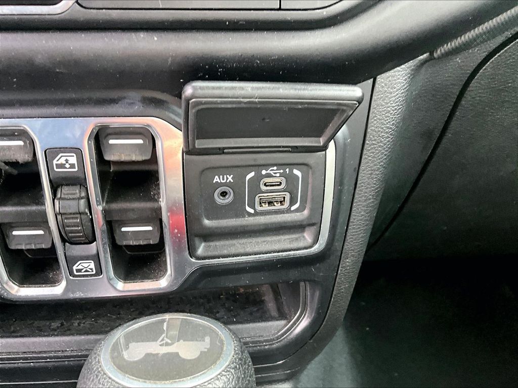 2022 Jeep Wrangler — photo 26