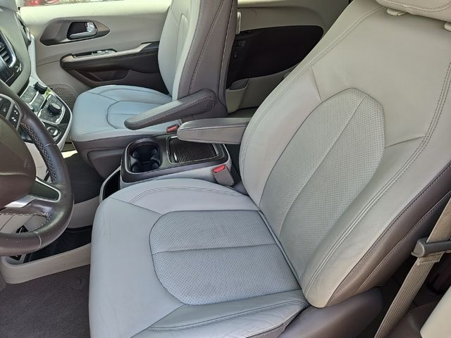2017 Chrysler Pacifica  23