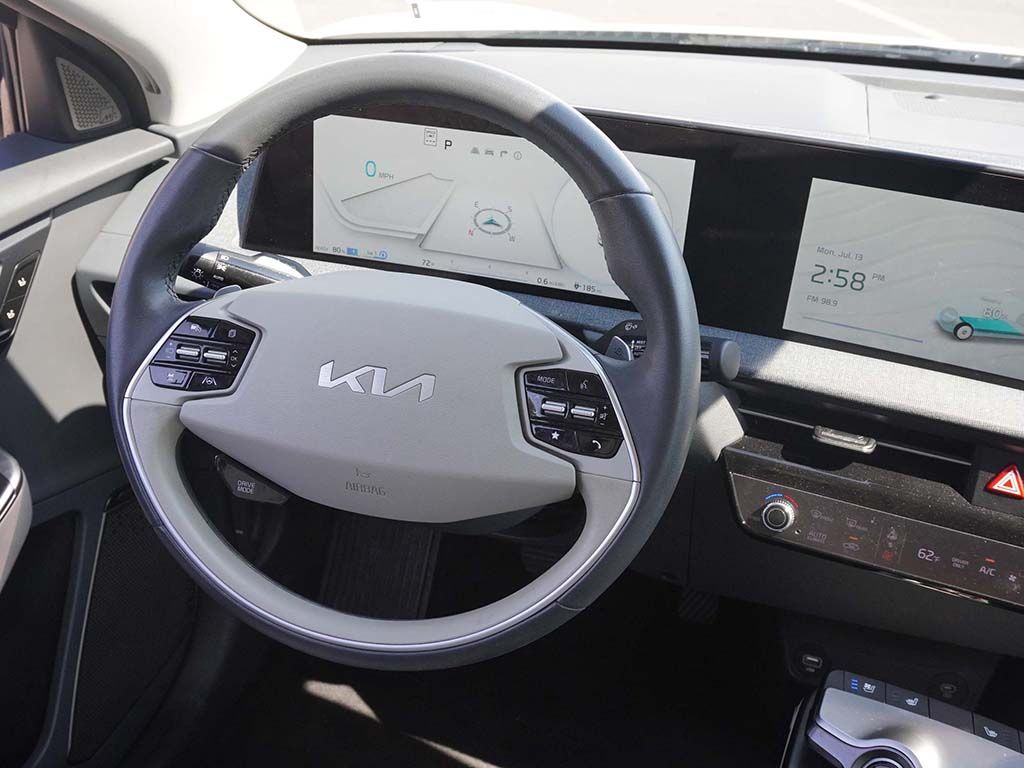 Used 2024 White Kia Wind image 34