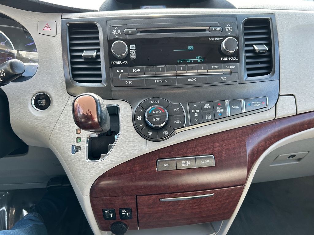 2014 Toyota Sienna XLE 22