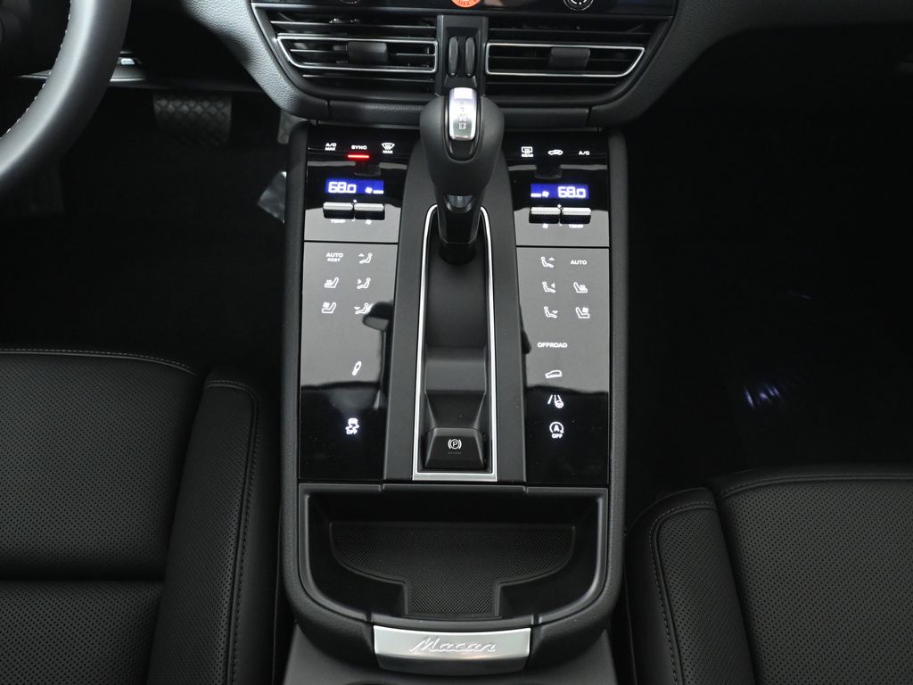 Thumbnail: 2026 Porsche Macan - 24