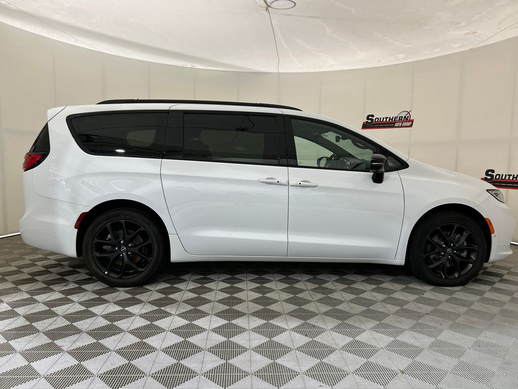 New 2026 White Chrysler Limited image 7
