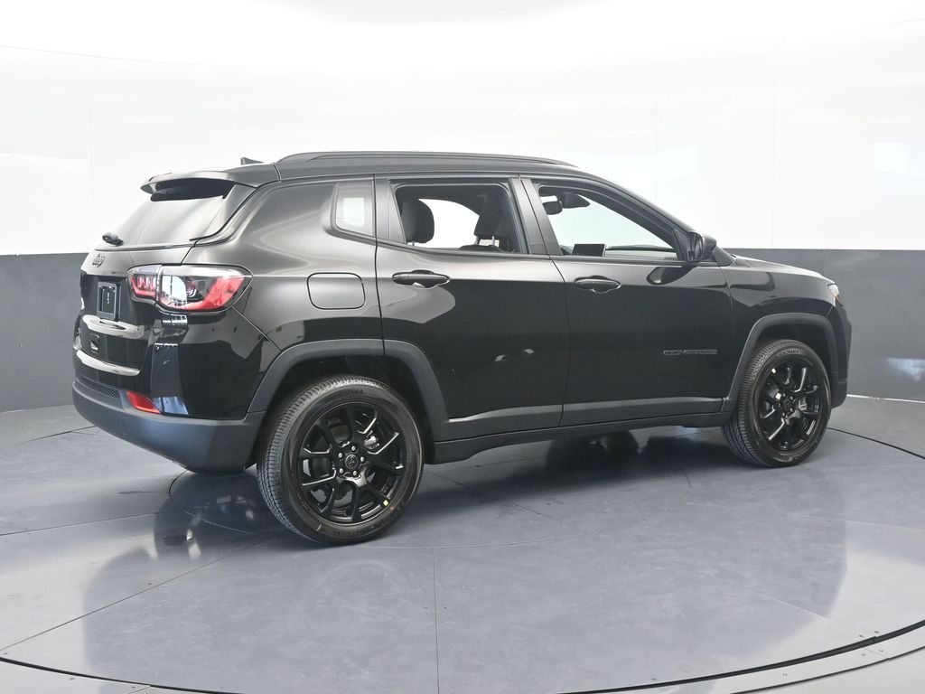 New 2026 Diamond Black Crystal Pearlcoat Jeep Latitude image 9