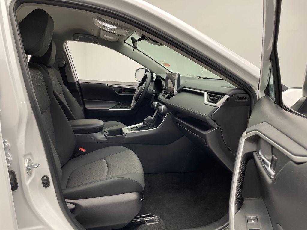 2024 Toyota RAV4 XLE 17