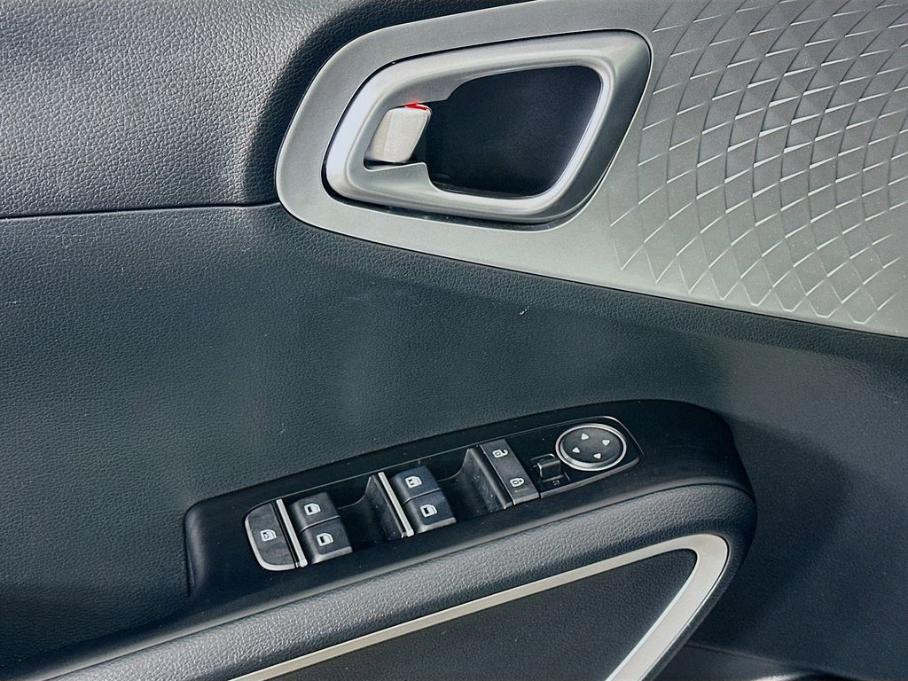 2025 Kia Soul LX - Photo 17