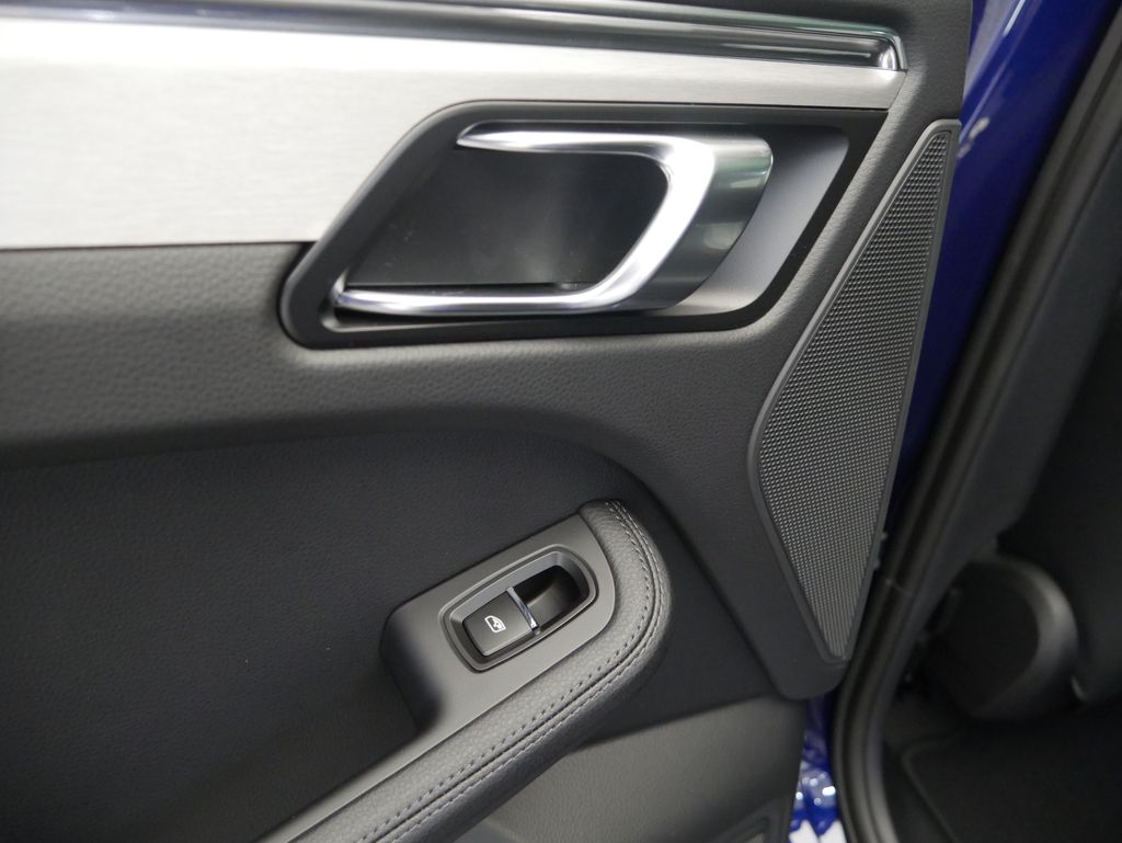 Thumbnail: 2026 Porsche Macan - 20