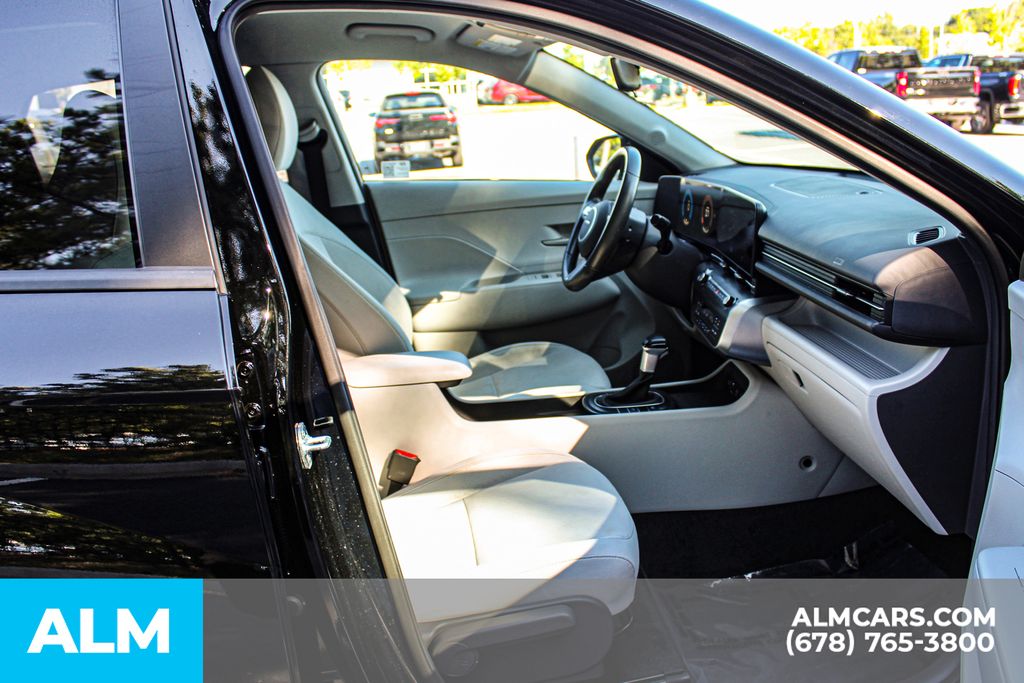 Used 2025 Black Hyundai SEL image 18