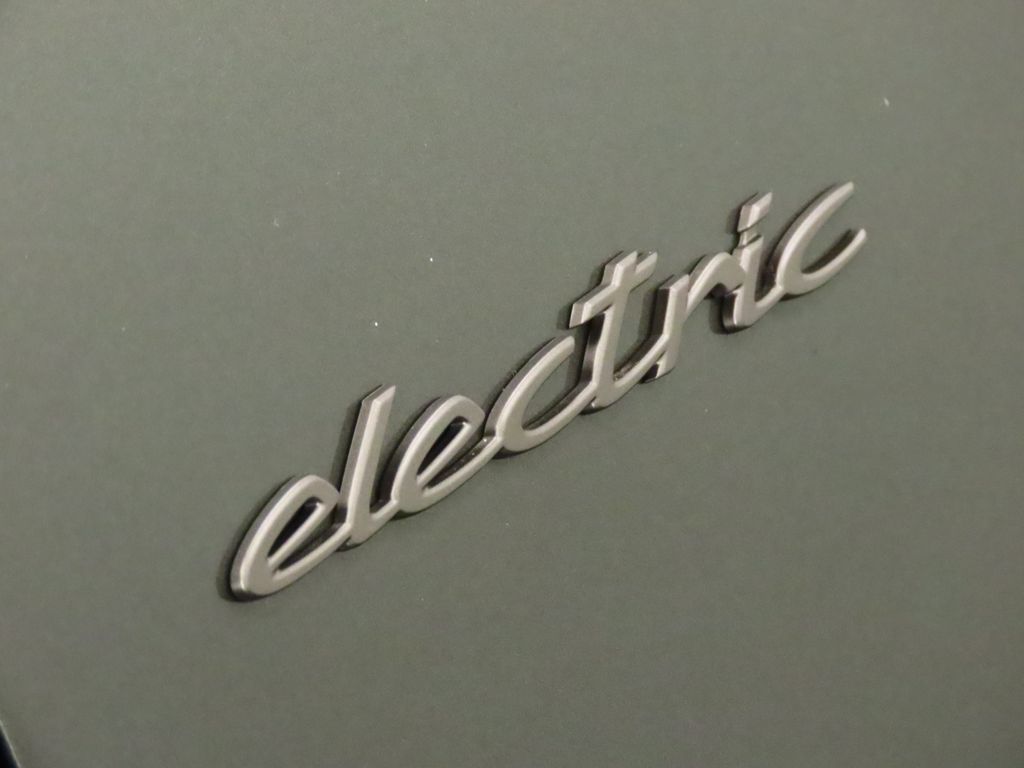 Thumbnail: 2026 Porsche Macan - 13