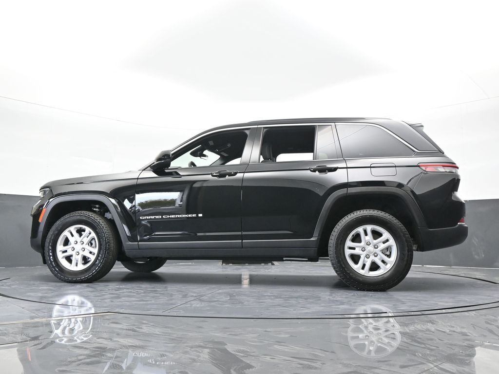 Used 2025 Diamond Black Crystal Pearlcoat Jeep Laredo image 58