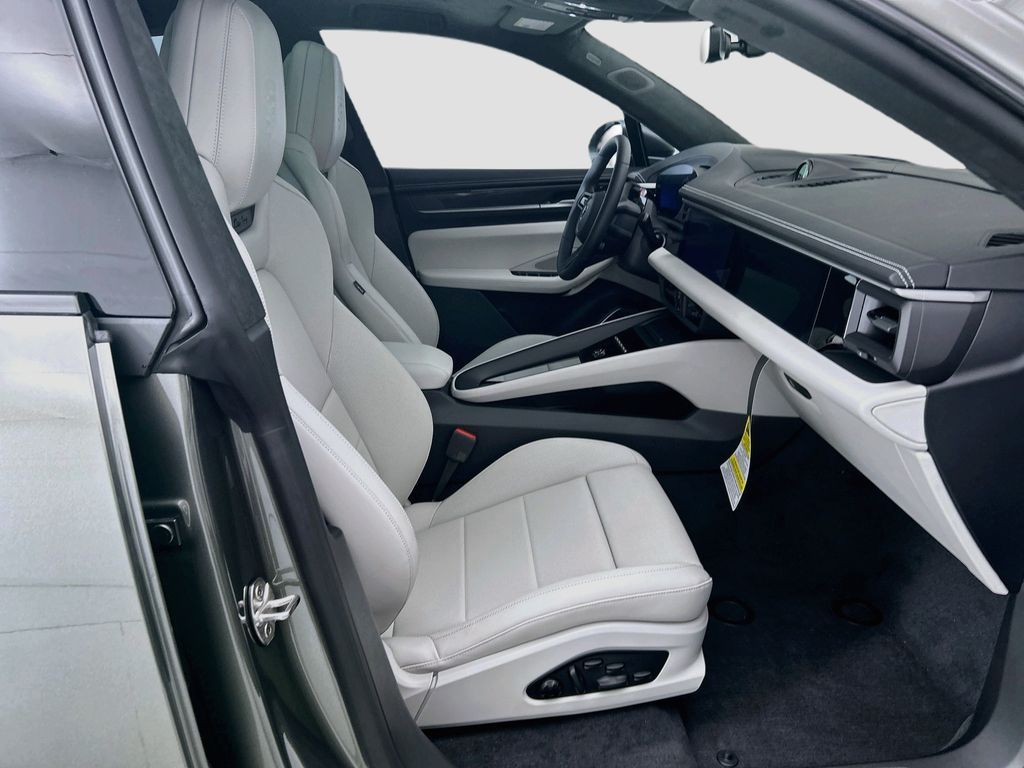 Thumbnail: 2026 Porsche Macan - 21