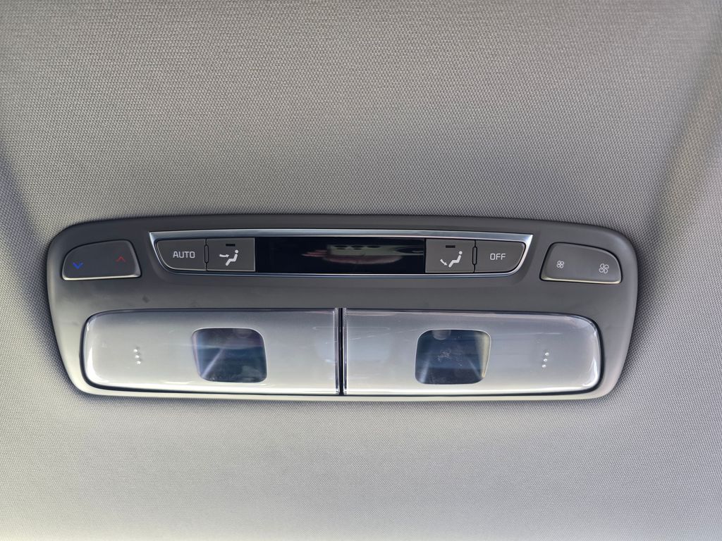 Used 2025 Green Kia S image 28