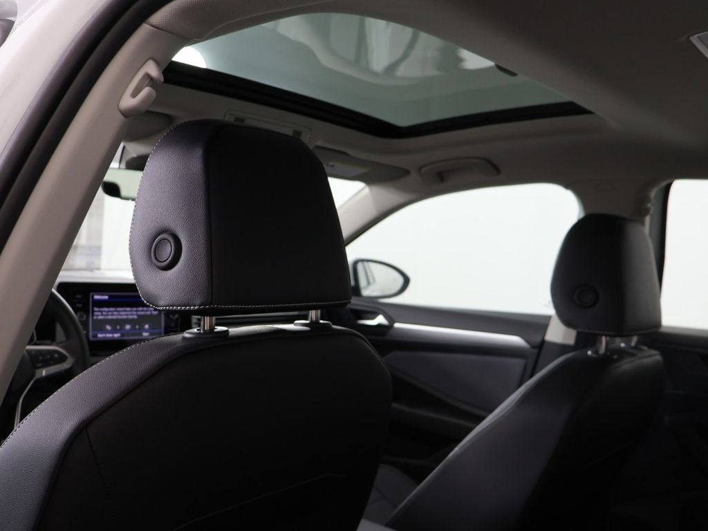 2025 Volkswagen Jetta SE - Photo 9