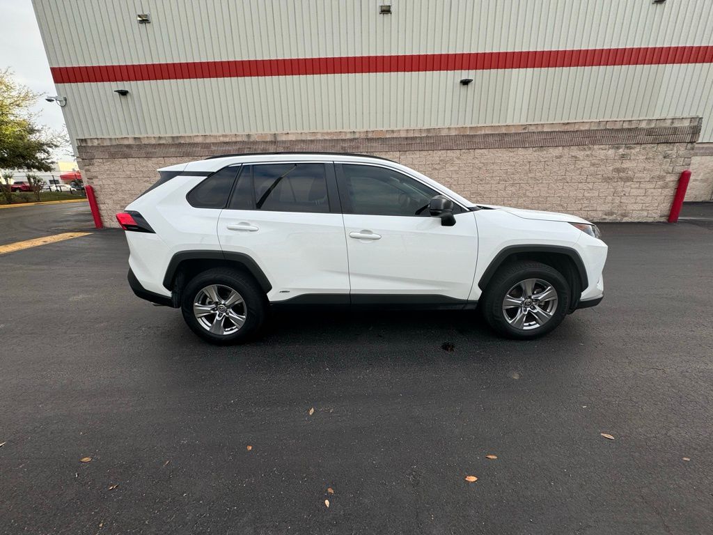 2022 Toyota RAV4 LE 6