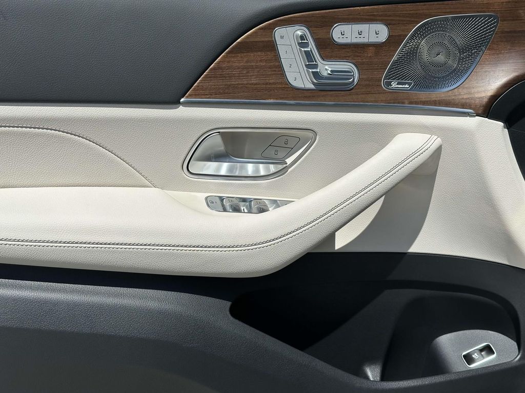 2025 Mercedes-Benz GLS 450 4MATIC 19