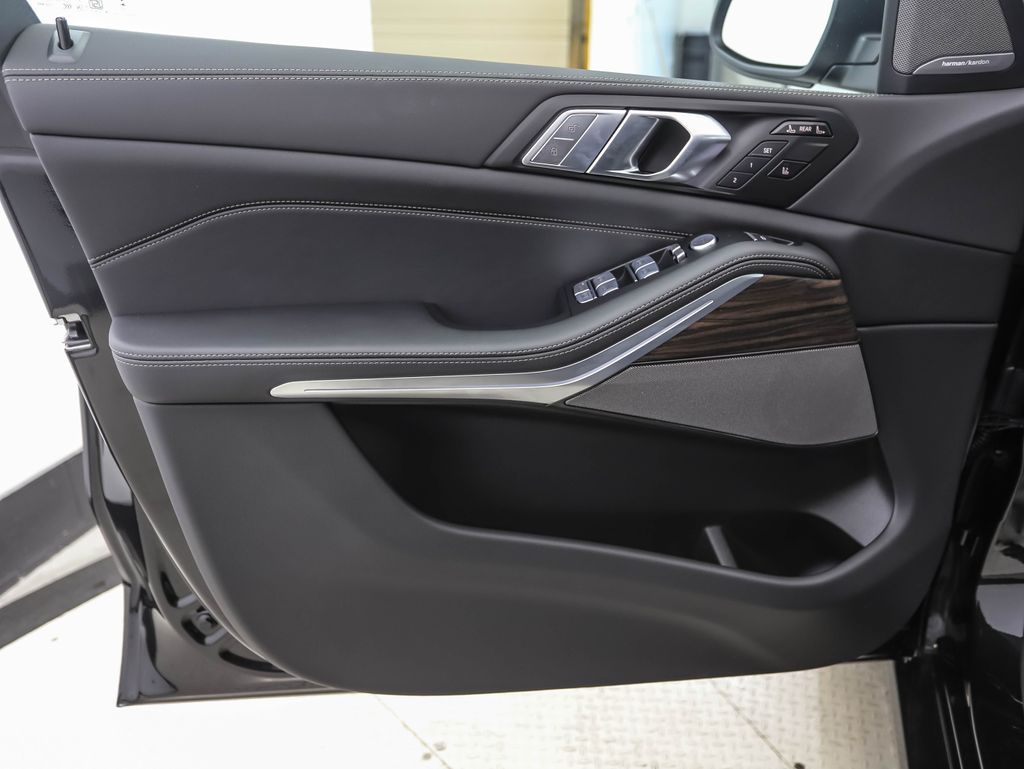 Thumbnail: 2026 BMW X7 - 10