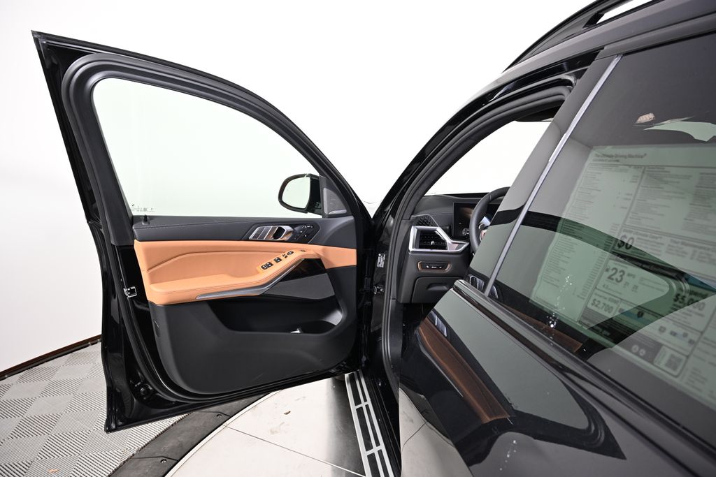 Thumbnail: 2026 BMW X7 - 21