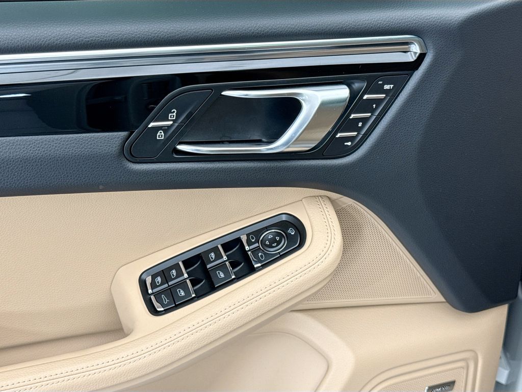 Thumbnail: 2026 Porsche Macan - 23