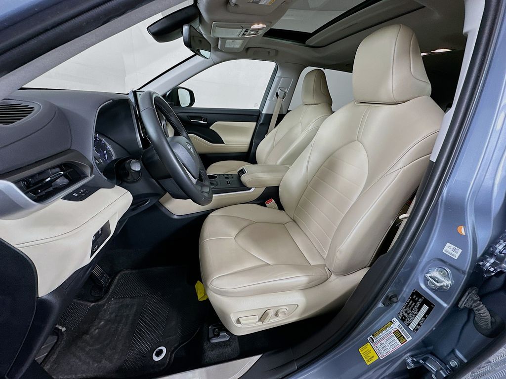 Thumbnail: 2023 Toyota Highlander - 21