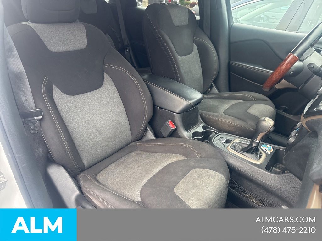 Used 2018 White Jeep Latitude image 8