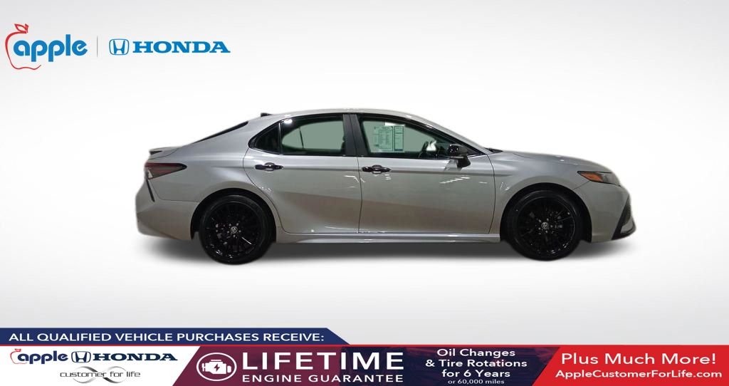 2022 Toyota Camry SE Hybrid