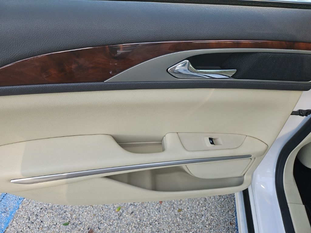 Used 2015 White Lincoln Base image 18