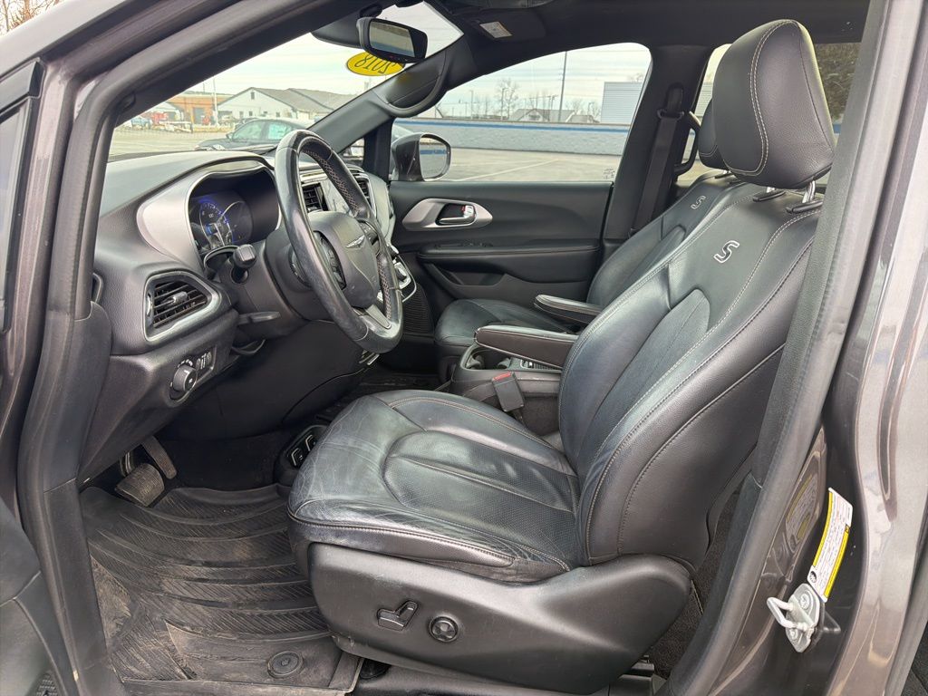 Thumbnail: 2018 Chrysler Pacifica - 18