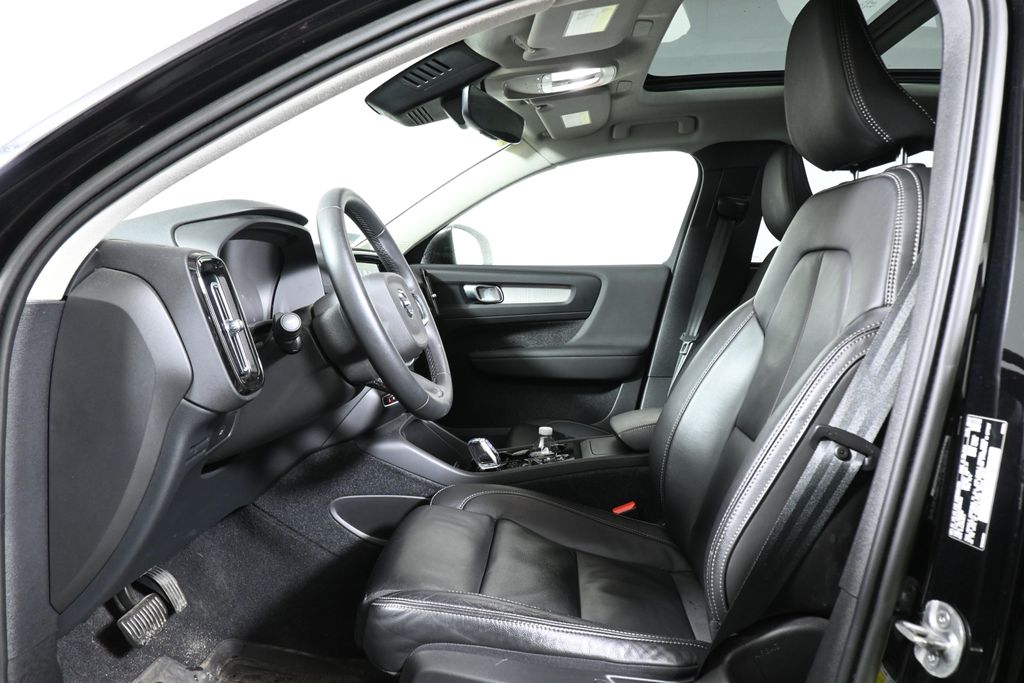 Thumbnail: 2023 Volvo XC40 - 3