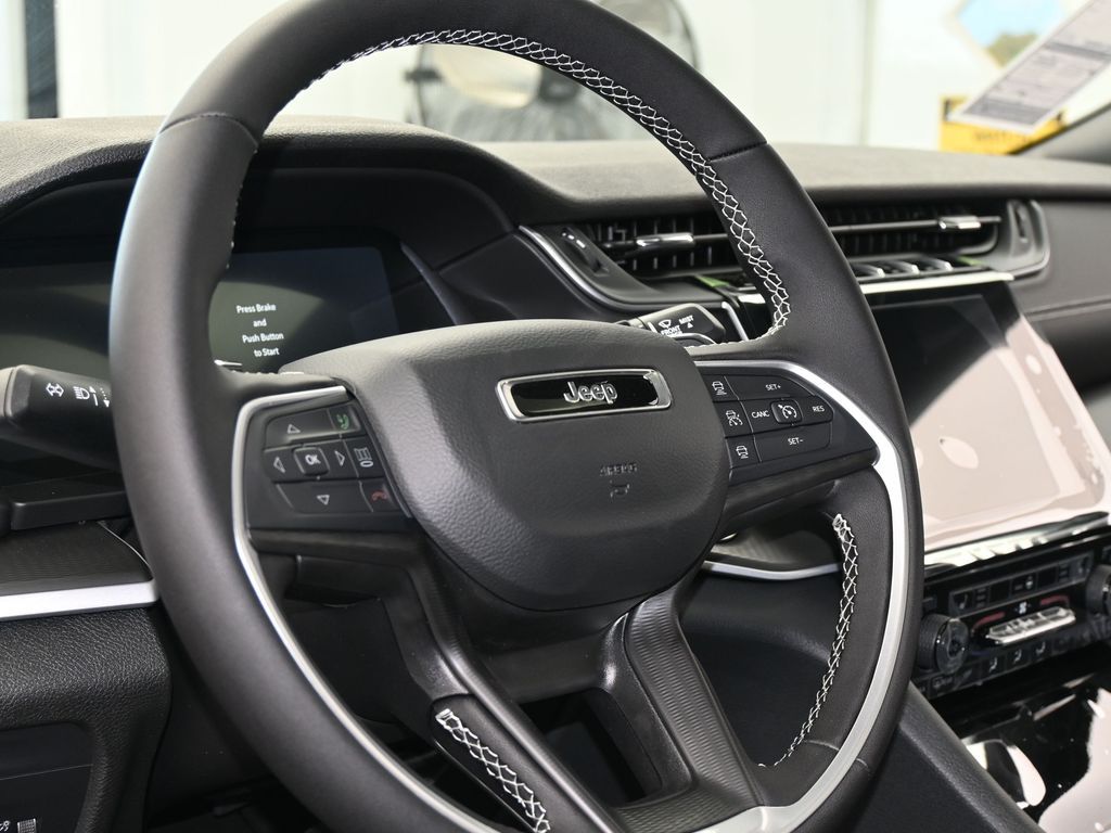 New 2026 Diamond Black Crystal Pearlcoat Jeep Laredo image 14