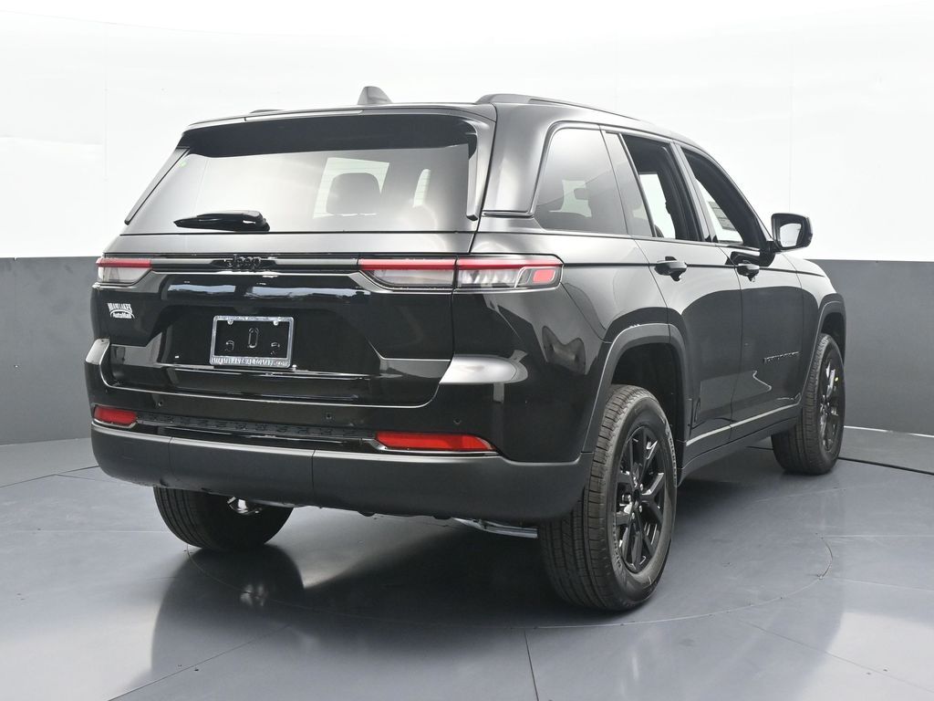 New 2025 Diamond Black Crystal Pearlcoat Jeep Altitude image 5