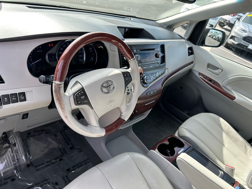 2014 Toyota Sienna XLE 16