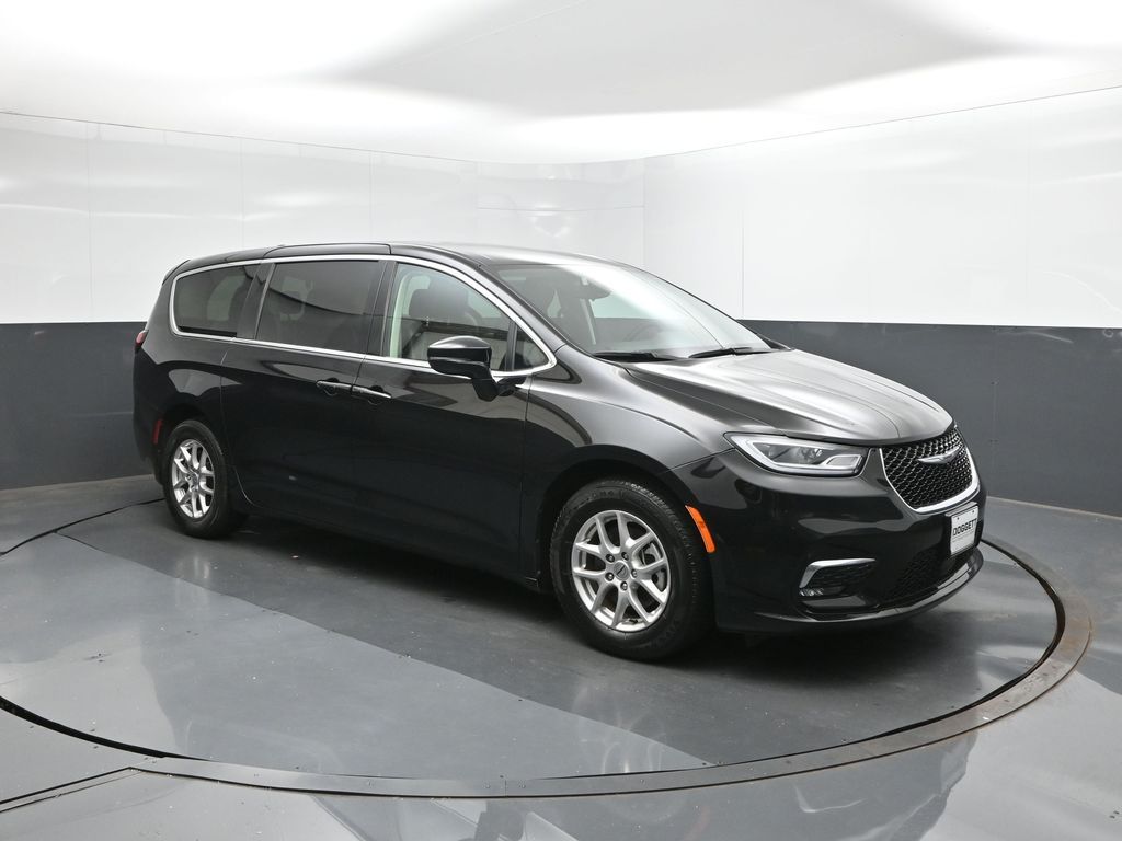 Used 2024 Chrysler Pacifica Van