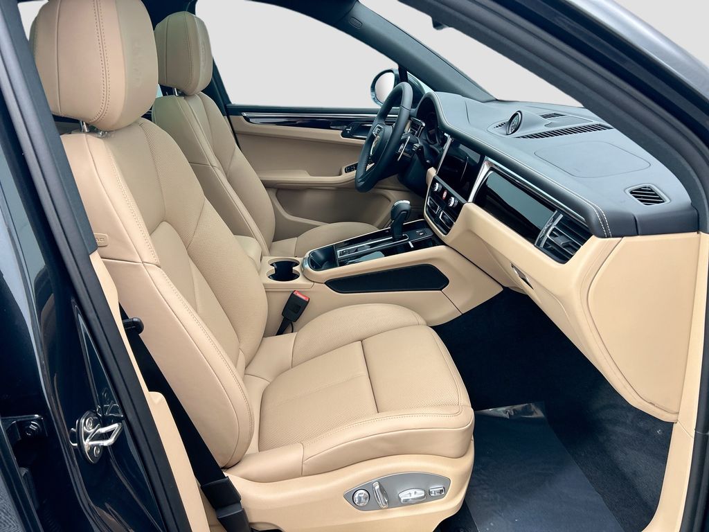 Thumbnail: 2026 Porsche Macan - 22