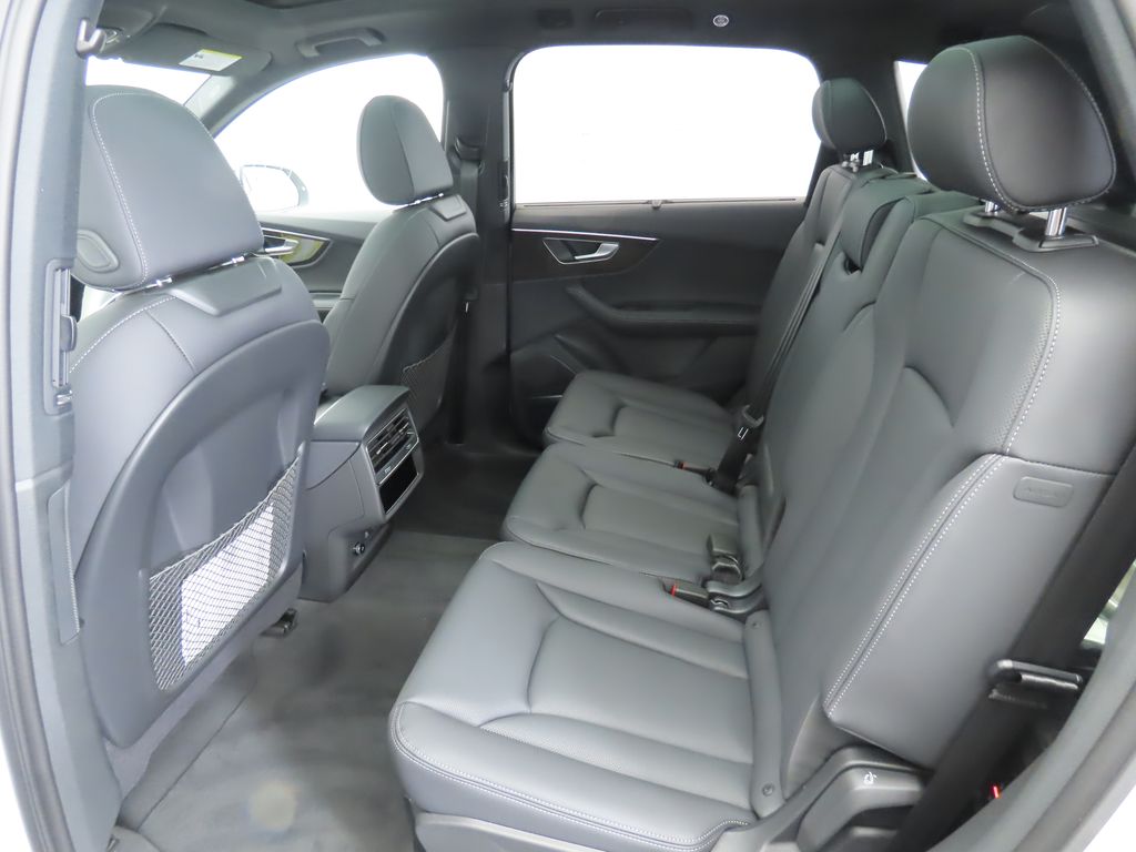 2025 Audi Q7  23