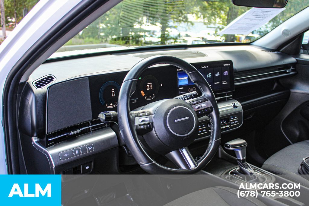 Used 2025 White Hyundai SEL image 32