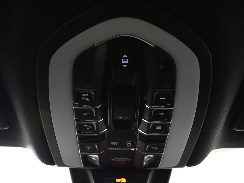 Thumbnail: 2026 Porsche Macan - 21