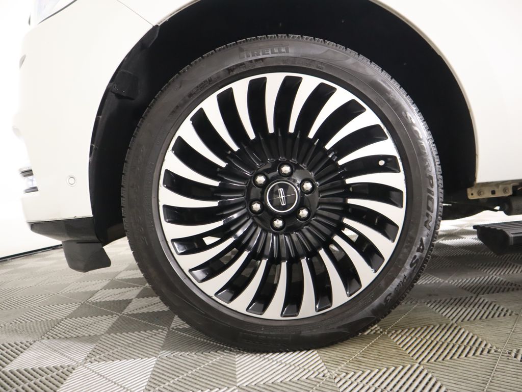 Thumbnail: 2021 Lincoln Navigator L - 31