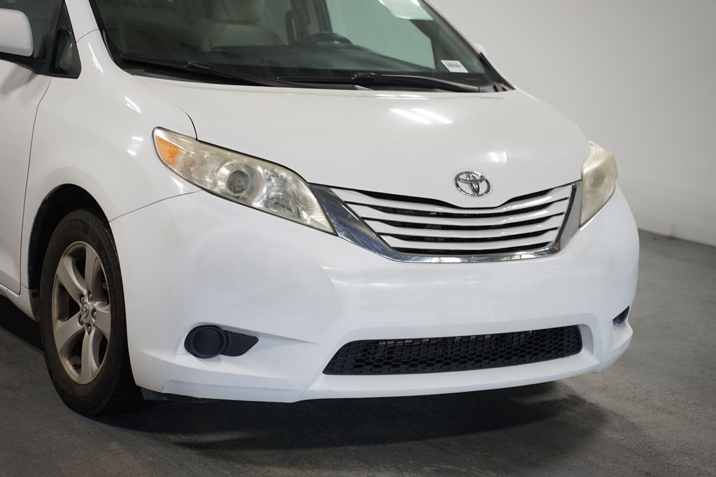 Thumbnail: 2015 Toyota Sienna - 4