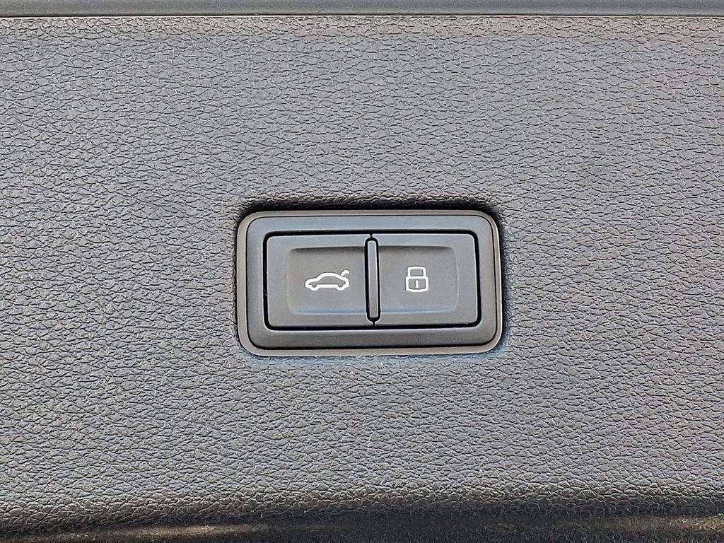 Thumbnail: 2023 Audi SQ8 - 31